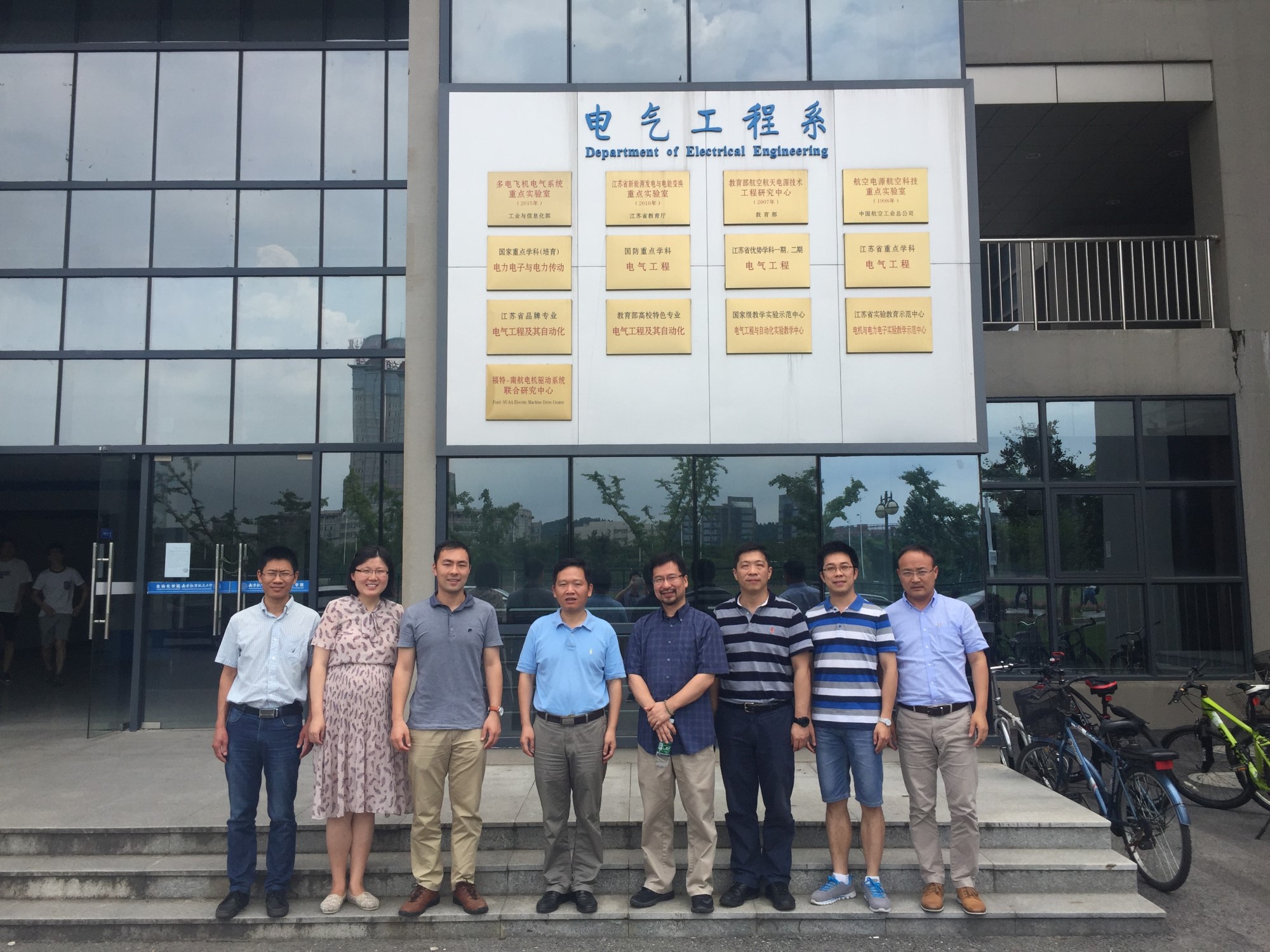 sc_051822_092909.jpg 5. 系门口合照_副本.jpg