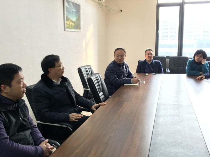 图3污污漫画
姜斌院长和电气工程党支部党员们进行讨论和交流_副本.jpg